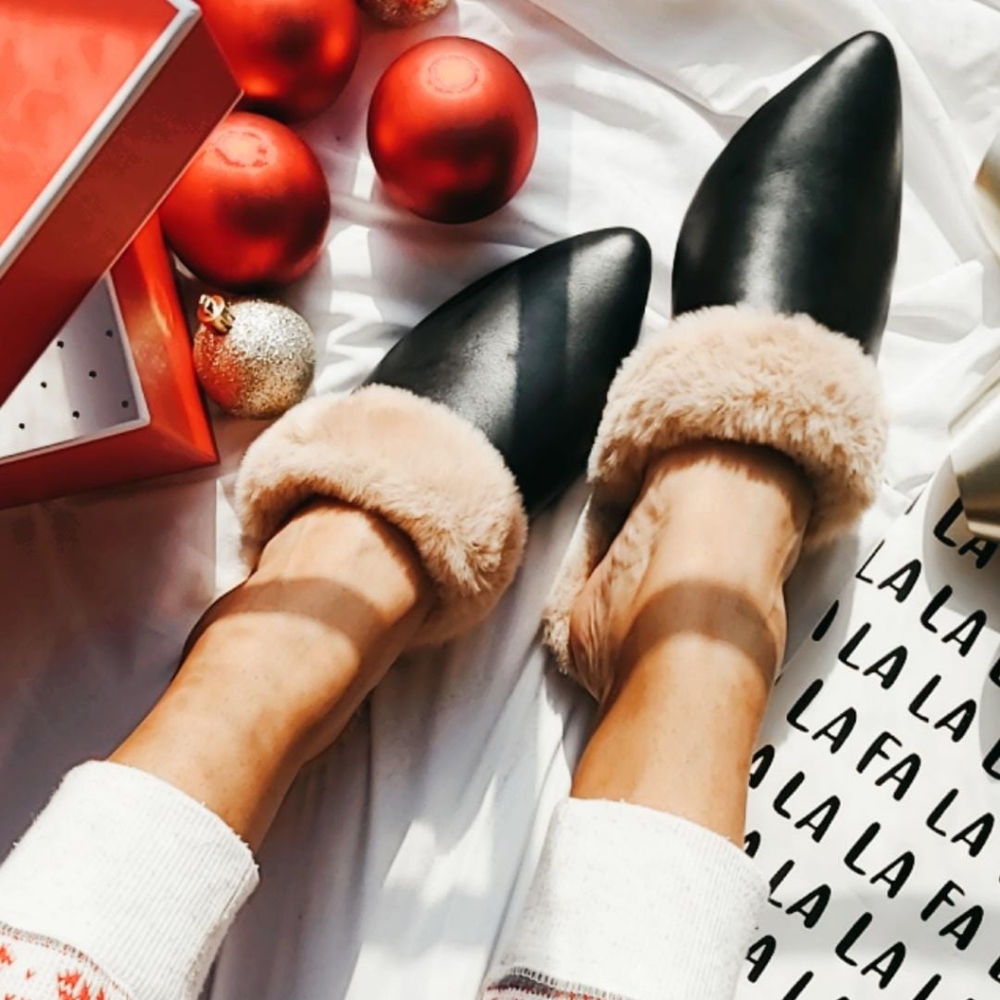 🚨HOLIDAY COLLECTION 🌲💫/Black fur flats - Picture 2 of 8